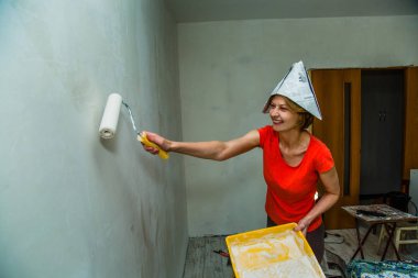 genç kadın dairede onarım yapıyor