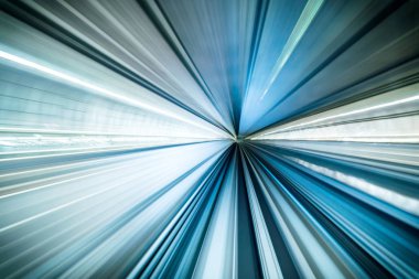 Tokyo, Japonya 'daki tünelin içinde hareket eden tren hareket bulanıklığı