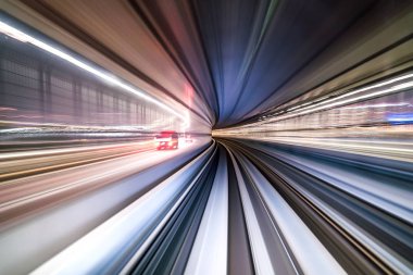 Tokyo, Japonya 'daki tünelin içinde hareket eden tren hareket bulanıklığı