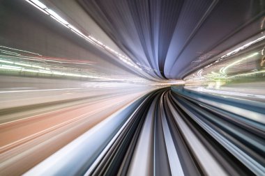 Tokyo, Japonya 'daki tünelin içinde hareket eden tren hareket bulanıklığı