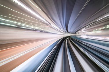 Tokyo, Japonya 'daki tünelin içinde hareket eden tren hareket bulanıklığı