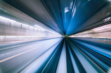 Tokyo, Japonya 'daki tünelin içinde hareket eden tren hareket bulanıklığı
