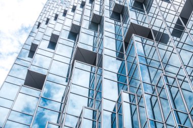 Çelik mavi camlı gökdelenlere panoramik ve perspektif manzarası, başarılı endüstriyel mimari iş konsepti