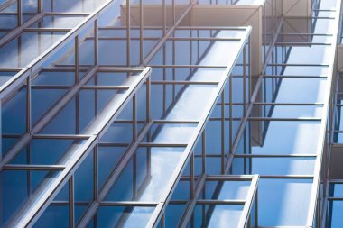 Çelik mavi camlı gökdelenlere panoramik ve perspektif manzarası, başarılı endüstriyel mimari iş konsepti