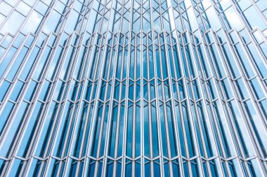 Çelik mavi camlı gökdelenlere panoramik ve perspektif manzarası, başarılı endüstriyel mimari iş konsepti