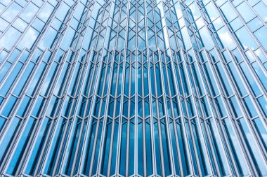 Çelik mavi camlı gökdelenlere panoramik ve perspektif manzarası, başarılı endüstriyel mimari iş konsepti