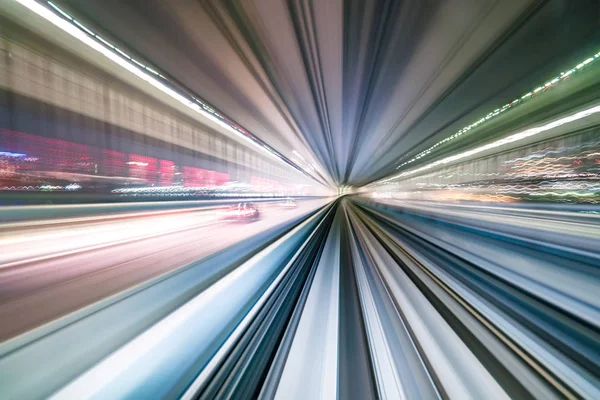 Tokyo, Japonya 'daki tünelin içinde hareket eden tren hareket bulanıklığı