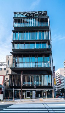 Tokyo, Japonya - 22 Haziran 2018: Turist Asakusa Kültür Turizm Merkezi Asakusa bölgesinde, Tokyo, Japonya dolaşmak. Kengo Kuma tarafından yapılan