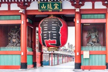 Tokyo, Japonya - 22 Haziran 2018: Sabah görünümünde gezinirseniz Sensoji Tapınağı Tokyo. En eski Tapınağı Tokyo ve Asakusa'da bulunan en önemli Budist tapınaklar.