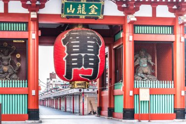 Tokyo, Japonya - 22 Haziran 2018: Sabah görünümünde gezinirseniz Sensoji Tapınağı Tokyo. En eski Tapınağı Tokyo ve Asakusa'da bulunan en önemli Budist tapınaklar.