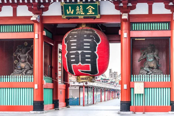 Tokyo, Japonya - 22 Haziran 2018: Sabah görünümünde gezinirseniz Sensoji Tapınağı Tokyo. En eski Tapınağı Tokyo ve Asakusa'da bulunan en önemli Budist tapınaklar.