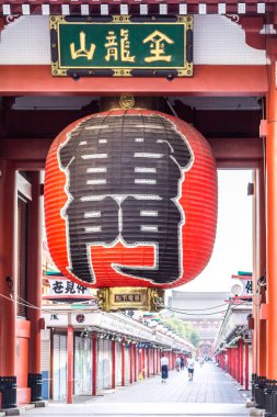 Tokyo, Japonya - 22 Haziran 2018: Sabah görünümünde gezinirseniz Sensoji Tapınağı Tokyo. En eski Tapınağı Tokyo ve Asakusa'da bulunan en önemli Budist tapınaklar.