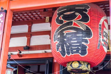 Tokyo, Japonya - 22 Haziran 2018: Sabah görünümünde gezinirseniz Sensoji Tapınağı Tokyo. En eski Tapınağı Tokyo ve Asakusa'da bulunan en önemli Budist tapınaklar.
