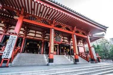 Tokyo, Japonya - 22 Haziran 2018: Sabah görünümünde gezinirseniz Sensoji Tapınağı Tokyo. En eski Tapınağı Tokyo ve Asakusa'da bulunan en önemli Budist tapınaklar.