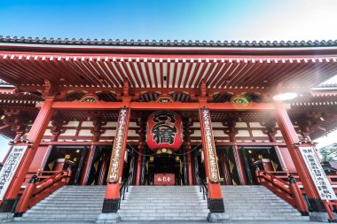 Tokyo, Japonya - 22 Haziran 2018: Sabah görünümünde gezinirseniz Sensoji Tapınağı Tokyo. En eski Tapınağı Tokyo ve Asakusa'da bulunan en önemli Budist tapınaklar.