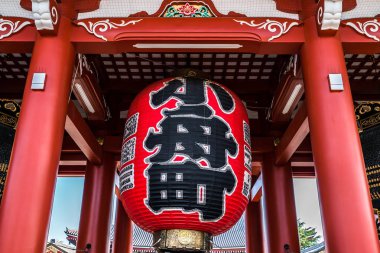 Tokyo, Japonya - 22 Haziran 2018: Sabah görünümünde gezinirseniz Sensoji Tapınağı Tokyo. En eski Tapınağı Tokyo ve Asakusa'da bulunan en önemli Budist tapınaklar.