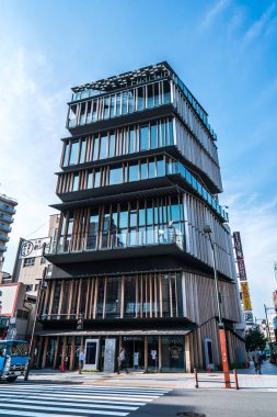 Tokyo, Japonya - 22 Haziran 2018: Turist Asakusa Kültür Turizm Merkezi Asakusa bölgesinde, Tokyo, Japonya dolaşmak. Kengo Kuma tarafından yapılan