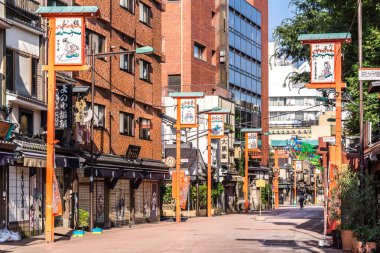 Tokyo, Japonya - 22 Haziran 2018: Sabah görünümünde gezinirseniz Sensoji Tapınağı Tokyo. En eski Tapınağı Tokyo ve Asakusa'da bulunan en önemli Budist tapınaklar.