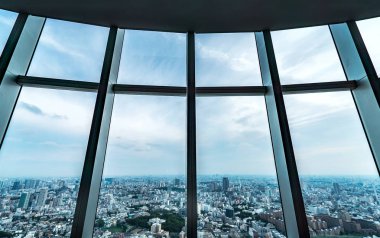 İnsanlar siluet gözlem güverte içinde. Tokyo, Japonya.