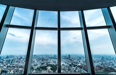 İnsanlar siluet gözlem güverte içinde. Tokyo, Japonya.