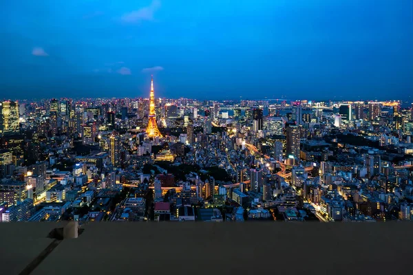 ライトアップされた東京タワーと冬の日没直後後東京の不規則に広がる首都圏 — ストック写真