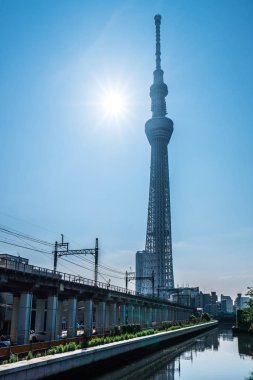 Tokyo, Japonya - 22 Haziran 2018: Tokyo Sky Ağaç ve mavi gökyüzü. Ağaç Gökyüzü Tokyo Tokyo ünlü dönüm noktası biridir. Ne zaman inşa dünyada en yüksek bir yapıdır.