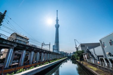 Tokyo, Japonya - 22 Haziran 2018: Tokyo Sky Ağaç ve mavi gökyüzü. Ağaç Gökyüzü Tokyo Tokyo ünlü dönüm noktası biridir. Ne zaman inşa dünyada en yüksek bir yapıdır.