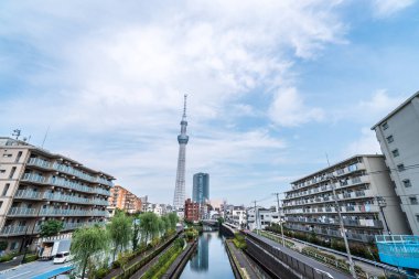 Tokyo, Japonya - 22 Haziran 2018: Tokyo Sky Tree, gün batımı ve mavi gökyüzü. Ağaç Gökyüzü Tokyo Tokyo ünlü dönüm noktası biridir. Ne zaman inşa dünyada en yüksek bir yapıdır.