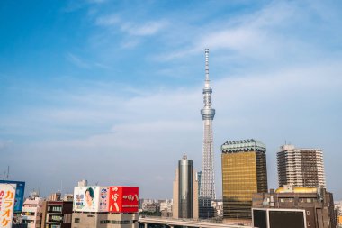 Tokyo, Japonya - 22 Haziran 2018: Tokyo Sky Ağaç ve mavi gökyüzü. Ağaç Gökyüzü Tokyo Tokyo ünlü dönüm noktası biridir. Ne zaman inşa dünyada en yüksek bir yapıdır.