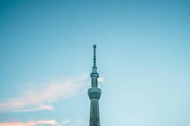 Tokyo, Japonya - 22 Haziran 2018: Japonya Tokyo skytree kule mavi gökyüzü ve gün batımı ile bina bir parçası