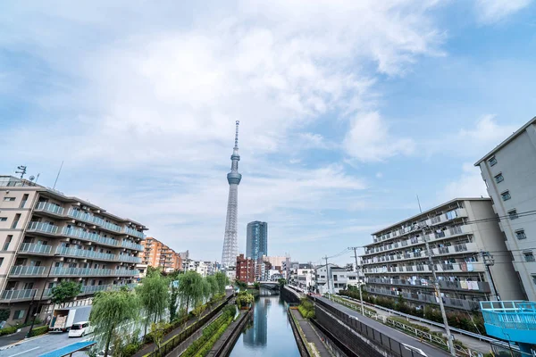 Tokyo, Japonya - 22 Haziran 2018: Tokyo Sky Tree, gün batımı ve mavi gökyüzü. Ağaç Gökyüzü Tokyo Tokyo ünlü dönüm noktası biridir. Ne zaman inşa dünyada en yüksek bir yapıdır.