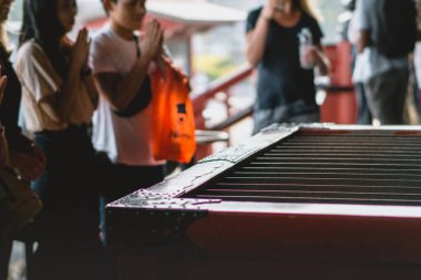 Tokyo, Japonya - 22 Haziran 2018: Mahalle Asakusa Sensoji tapınakta, turistler için nimet hürmet çok mutluyuz. Bu alan pek çok mağaza ve alışveriş merkezi vardır. Tokyo'nun görülmesi gereken biri gidilecek yerler