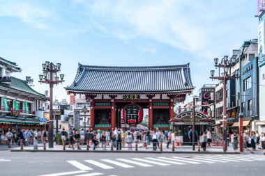 Tokyo, Japonya - 22 Haziran 2018: Mahalle Asakusa Sensoji tapınakta, turistler için nimet hürmet çok mutluyuz. Bu alan pek çok mağaza ve alışveriş merkezi vardır. Tokyo'nun görülmesi gereken biri gidilecek yerler