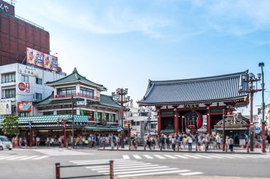 Tokyo, Japonya - 22 Haziran 2018: Mahalle Asakusa Sensoji tapınakta, turistler için nimet hürmet çok mutluyuz. Bu alan pek çok mağaza ve alışveriş merkezi vardır. Tokyo'nun görülmesi gereken biri gidilecek yerler