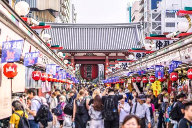 Tokyo, Japonya - 22 Haziran 2018: Mahalle Asakusa Sensoji tapınakta, turistler için nimet hürmet çok mutluyuz. Bu alan pek çok mağaza ve alışveriş merkezi vardır. Tokyo'nun görülmesi gereken biri gidilecek yerler