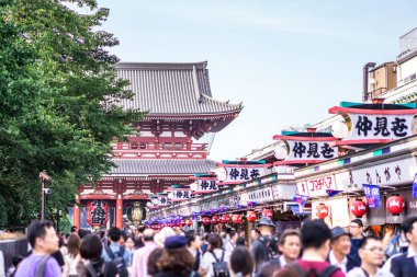 Tokyo, Japonya - 22 Haziran 2018: Mahalle Asakusa Sensoji tapınakta, turistler için nimet hürmet çok mutluyuz. Bu alan pek çok mağaza ve alışveriş merkezi vardır. Tokyo'nun görülmesi gereken biri gidilecek yerler