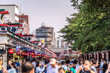 Tokyo, Japonya - 22 Haziran 2018: Mahalle Asakusa Sensoji tapınakta, turistler için nimet hürmet çok mutluyuz. Bu alan pek çok mağaza ve alışveriş merkezi vardır. Tokyo'nun görülmesi gereken biri gidilecek yerler