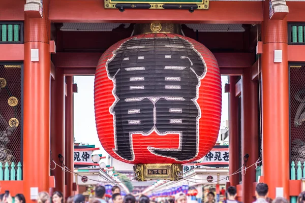 2018 東京都 浅草寺浅草の近所で 観光客が非常に幸せな祝福に敬意を払います このエリアには 多くのお店 ショッピング センターがあります 東京の必見の場所は訪問するには — ストック写真