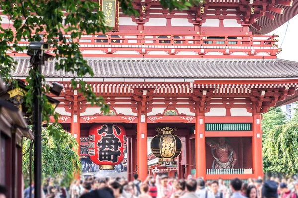 日本东京 2018年6月22日 浅草寺寺在浅草附近 游客们很高兴向祝福致敬 这个地区有许多商店和购物中心 东京必看的地方之一 — 图库照片