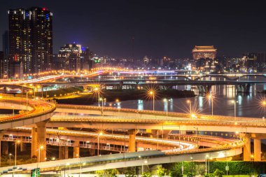 New Taipei Köprüsü - meşgul Taipei köprü çalışma saat sonra araba ışık yollar