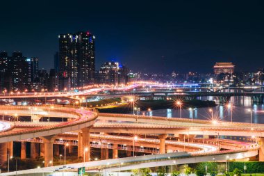 New Taipei Köprüsü - meşgul Taipei köprü çalışma saat sonra araba ışık yollar