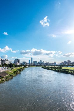 Serenity cityscape gökdelen ve nehir Taipei, Tayvan.