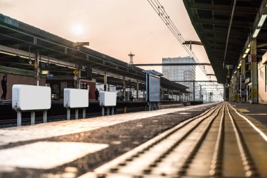 Tokyo/Japonya - 22 Haziran 2018: Tokyo, Japonya'da tren için bekleyenler görünümünü bulanıklık