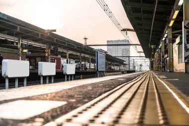 Tokyo/Japonya - 22 Haziran 2018: Tokyo, Japonya'da tren için bekleyenler görünümünü bulanıklık