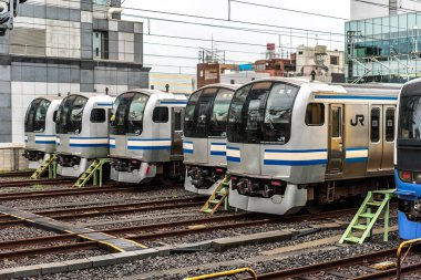 Kinshicho, Tokyo/Japonya - 22 Haziran 2018: Tokyo, Japonya'da tren için bekleyenler görünümünü bulanıklık