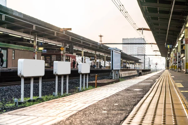 Tokyo Japan Juni 2018 Abstrakt Oskärpa Visa Människor Väntar Tåg — Stockfoto