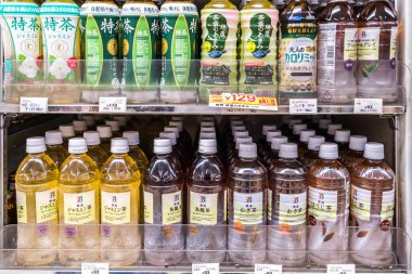 Tokyo, Japonya - 23 Haziran 2018: İçecek ürünleri Tokyo'da alınan Japon süpermarkette. Çeşitli içecekler Japonya'da kolaylık mağaza raflarında.