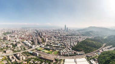 Tayvan 'ın Taipei şehrinin silueti..