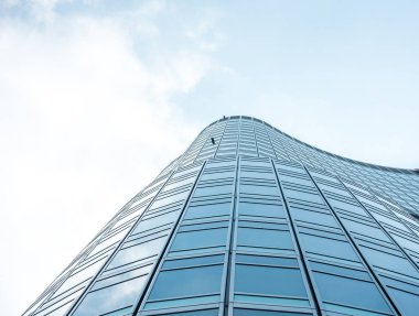 Çelik mavi camlı gökdelenlere panoramik ve perspektif manzarası, başarılı endüstriyel mimari iş konsepti