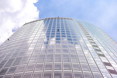 Çelik mavi camlı gökdelenlere panoramik ve perspektif manzarası, başarılı endüstriyel mimari iş konsepti